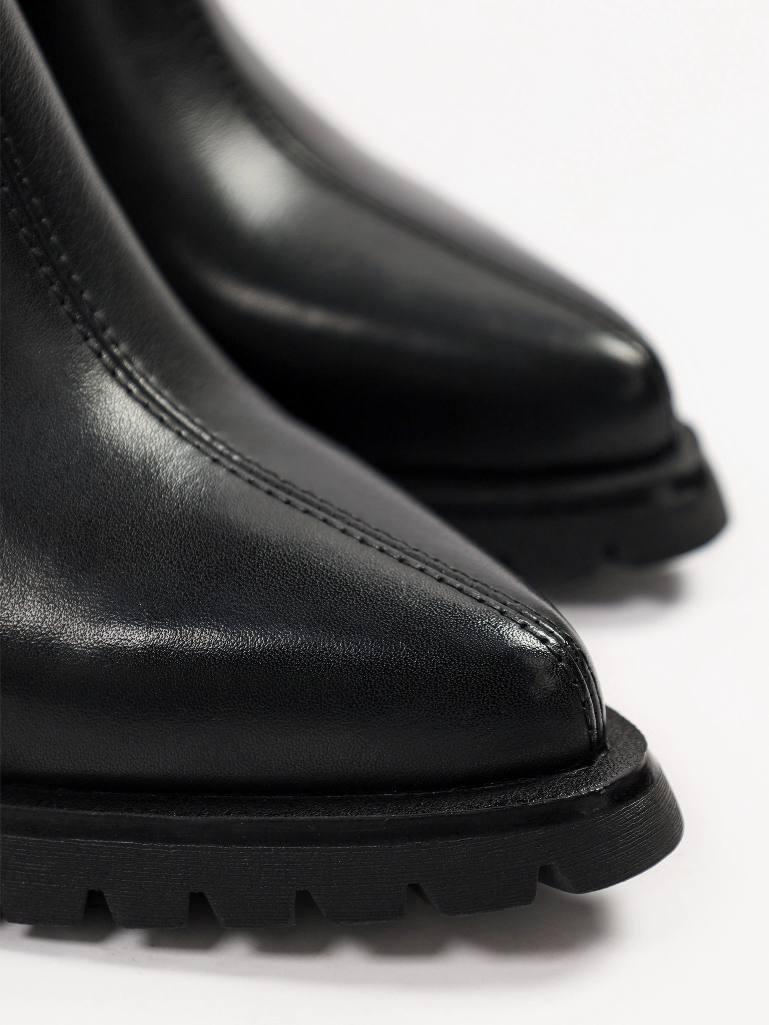 Ботильоны черного цвета на высоком каблуке